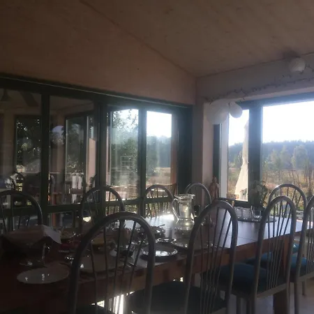 Alojamento de Acomodação e Pequeno-almoço Chamedafne W Puszczy Kampinoskiej *